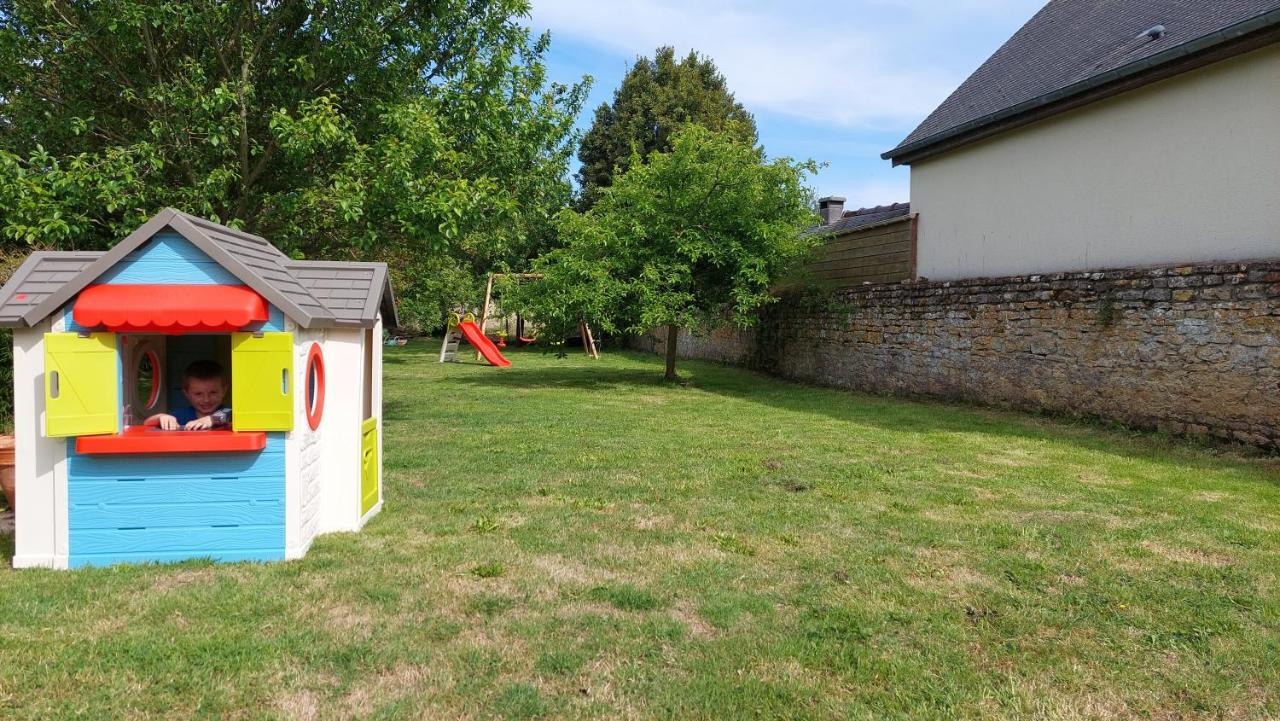 Le So Art, Grande Maison 4 Chambres, Terrain De Petanque, Grand Jardin Clos, Flipper, Babyfoot, Jeux Arcade, Ping Pong,1 Km Mer, Proche Golf, Port En Bessin, Bayeux Et Plages Du Debarquement, Adaptee Enfants Commes Exterior foto