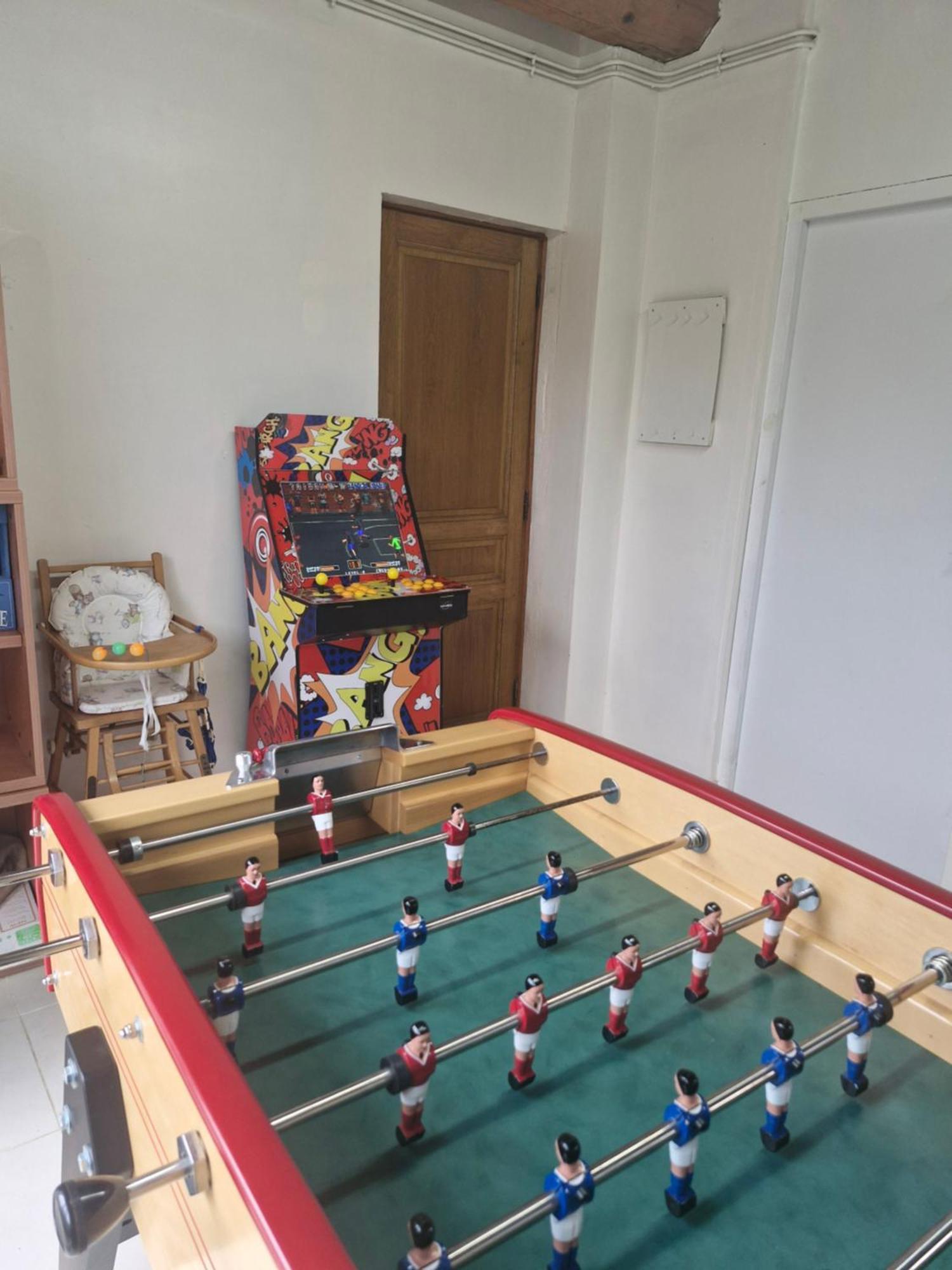 Le So Art, Grande Maison 4 Chambres, Terrain De Petanque, Grand Jardin Clos, Flipper, Babyfoot, Jeux Arcade, Ping Pong,1 Km Mer, Proche Golf, Port En Bessin, Bayeux Et Plages Du Debarquement, Adaptee Enfants Commes Exterior foto